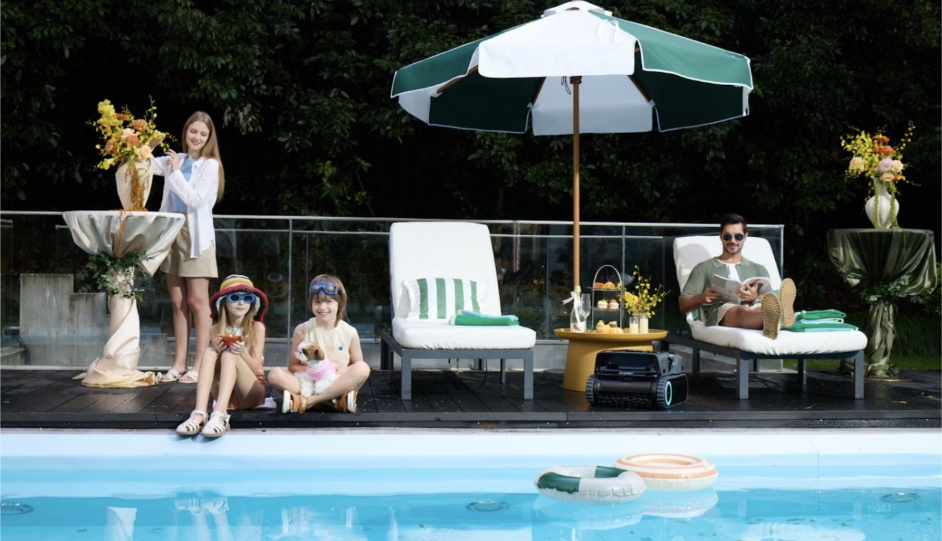 Familia relajándose junto a la piscina bajo una sombrilla, con flores y detalles de estilismo
